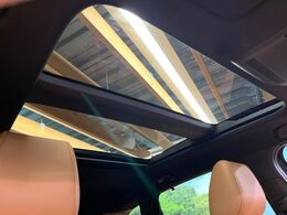 【大型サンルーフ】車内の解放感が一気に上がる大型のパノラマルーフ！季節を問わず開放的で快適なドライブをお楽しみいただけます。流通量も少なく希少価値の高い人気の装備です♪