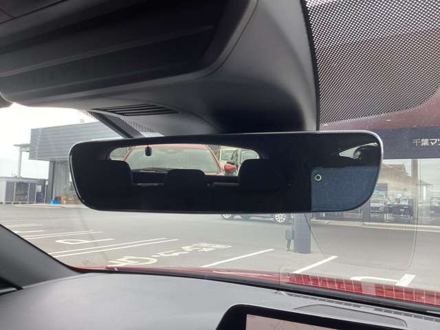 自動防眩ルームミラーなので後ろから株しい車が近づくと色が変わります