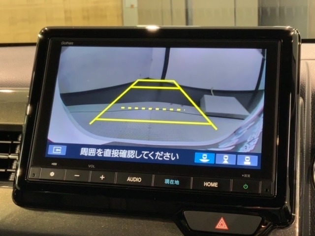 リバースギアに入れるだけで後方の表示へ切り替わります。夜間や雨の日の駐車も楽になりますよ。