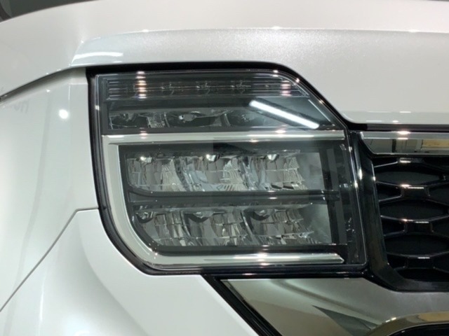 LEDヘッドライトは、点灯の瞬間から最大光量を発揮し、突然暗くなるトンネルなどでの安定感を高めます。