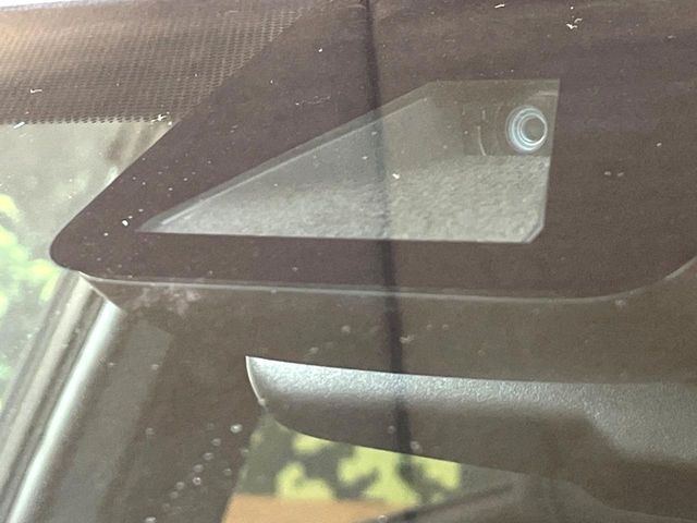 【プリクラッシュセーフティ】前方の車両等を検知し、衝突しそうな時は警報で注意を促し、ブレーキを踏む力をサポート。ブレーキを踏めなかった場合は衝突被害軽減ブレーキが作動、衝突回避をサポートします。