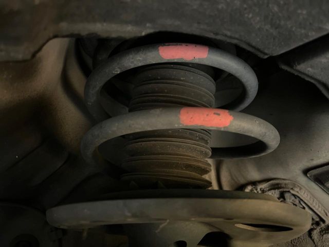 お車を安心してお乗りいただく為には、足回りの定期点検が欠かせません。サービスサポート（有償保証）では無料点検もご提供しており、安心のカーライフをお過ごしいただけるサポート体制が整っています。