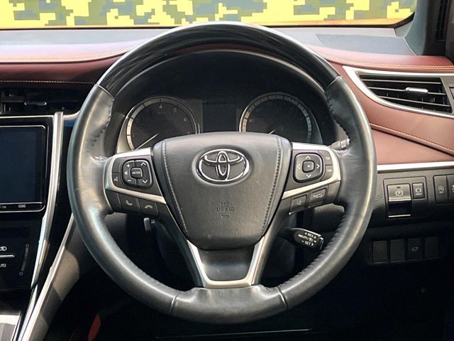 【ウッドコンビステアリング】高級感ある木目調パーツを採用した手に良く馴染むコンビハンドル。運転席廻りの雰囲気も一気に豪華になります！