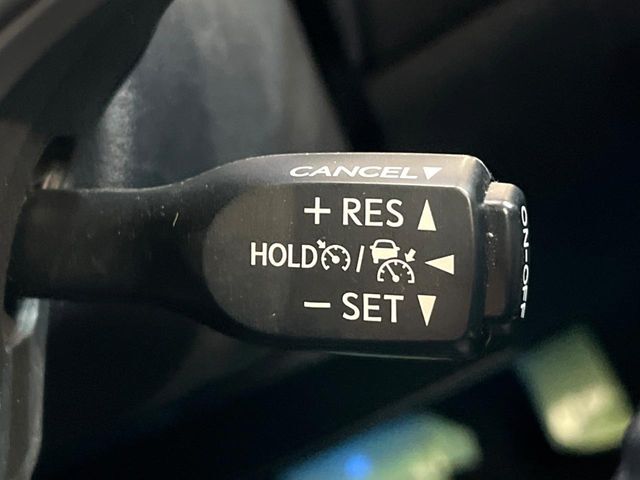 【レーダークルーズコントロール】高速道路での長距離走行が楽に！！自動で速度を保つクルーズコントロールが、衝突軽減システムと連携し、前方の車両を感知して車間を保つように速度調節してくれます！！