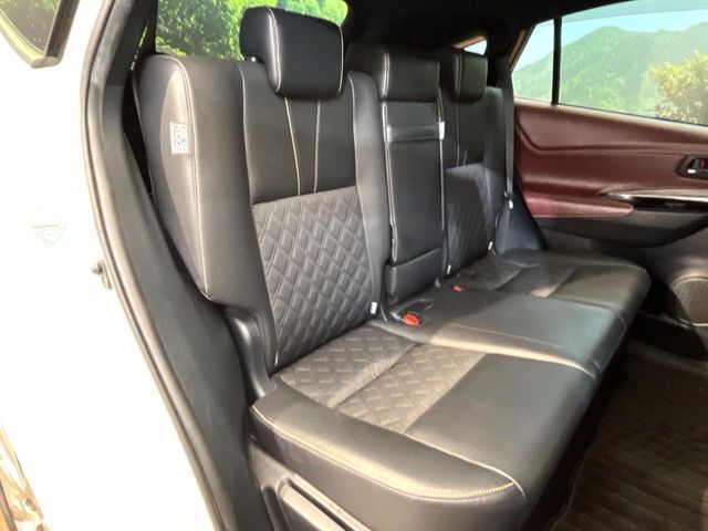 後部座席も気になるようなキズ・汚れやへたり等、大きなダメージはなく、良好な状態です。