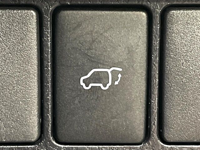 【パワーバックドア】スマートキーや運転席のボタンを押すだけでリアゲートが自動で開閉します！荷物を持っている時や、高い位置にあるバックドアを閉める際に便利な機能です♪