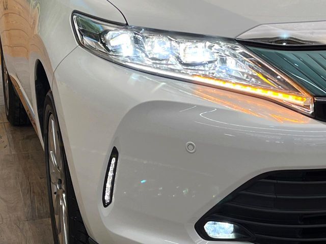 【三眼LEDヘッドライト】スタイリッシュな見た目の三眼LEDヘッドライトを装備♪スタイルだけでなく、夜間の走行も視界良好で安心してお乗りいただけます。