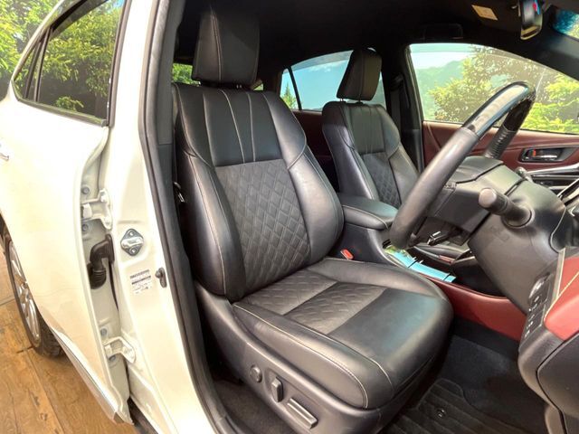 【ハーフレザーシート】高級感と座り心地を両立した人気のシート♪背面・座面のファブリック素材は、通気性の良さや滑りにくさに優れています。気温や服装に左右されず快適にお乗りいただけます。