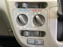 寒い冬も暑い夏も全席に快適な空調を届けてくれる、ダイヤル式エアコンを装備♪
