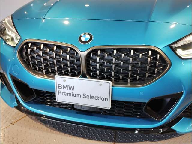 【キドニーグリル】BMWは約90年もの間、ほぼ全ての車両にひと目でBMWだと分かるこの特徴的なフロントグリルが備えられ、デザイン・アイコンとして親しまれてきました。