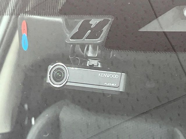 【ドライブレコーダー】安心・安全なカーライフに必須のドライブレコーダーを装備！走行中はもちろん、あおり運転や事故に遭遇した際の状況も映像で記録し、万一のリスクに備えます。