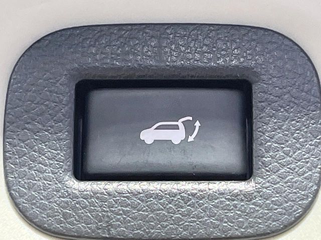 【パワーバックドア】スマートキーや運転席のボタンを押すだけでリアゲートが自動で開閉します！荷物を持っている時や、高い位置にあるバックドアを閉める際に便利な機能です♪