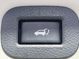 【パワーバックドア】スマートキーや運転席のボタンを押すだけでリアゲートが自動で開閉します！荷物を持っている時や、高い位置にあるバックドアを閉める際に便利な機能です♪