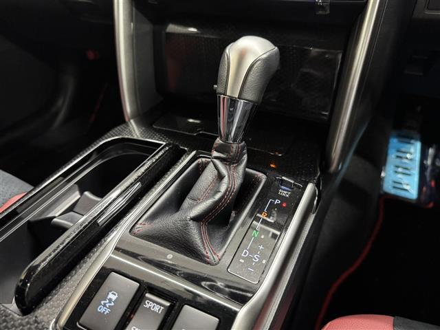 【フロアシフト】直感的な操作性や手に取りやすいレバー位置が特徴です。M/Tモードはスポーティな加速からエンジンブレーキにまで幅広く使えます。