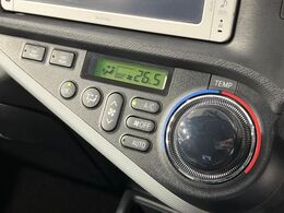 【オートエアコン】一度お好みの温度に設定すれば、車内の温度を検知し風量や温度を自動で調整。暑い…寒い…と何度もスイッチ操作をする必要はありません。快適な車内空間には必須の機能ですね♪