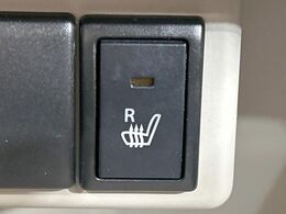 【シートヒーター】寒い日に重宝するシートヒーター！エアコンより早く温まってくれるので寒がりの人も安心ですね♪エアコンの温風は乾燥するから苦手、という方にもをおすすめです。