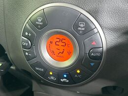 【オートエアコン】一度お好みの温度に設定すれば、車内の温度を検知し風量や温度を自動で調整。暑い…寒い…と何度もスイッチ操作をする必要はありません。快適な車内空間には必須の機能ですね♪