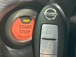 【キーフリーシステム】カバンやポケットに入れたままでもドアの施錠・解錠が可能なスマートキーを装備。エンジンのオン・オフ時もカギを取り出す必要が無いからとっても便利です♪
