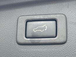 【パワーバックドア】スマートキーや運転席のボタンを押すだけでリアゲートが自動で開閉します！荷物を持っている時や、高い位置にあるバックドアを閉める際に便利な機能です♪