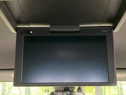 【フリップダウンモニター】大画面モニターで後席でもエンタメをお楽しみいただけます。小さなお子様にも大人気の装備です♪