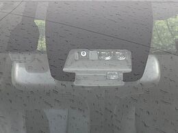 【プリクラッシュセーフティ】前方の車両等を検知し、衝突しそうな時は警報で注意を促し、ブレーキを踏む力をサポート。ブレーキを踏めなかった場合は衝突被害軽減ブレーキが作動、衝突回避をサポートします。