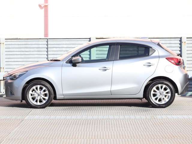 純正アルミで全体的にデザインがまとまっています。車も人も、オシャレはまずは足元からですね。