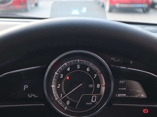 運転視界の遠方上方に虚像を投影することで前を見ながら情報の視認ができます。本当にドライバーが必要な情報を適切に伝え、楽しんで頂くことを考えた新世代装備です。※虚像は1.5m前方に浮かぶイメージです。