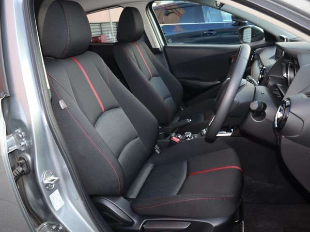 正しい姿勢で運転できるように体幹の腰部をしっかりささえるようデザインされているシートです。素材、シート形状を研究することでフィット感を高めつつ、優れた快適性を実現しています。