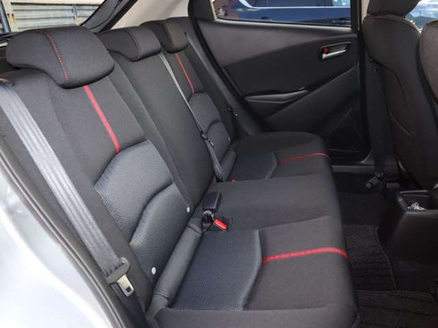 膝まわりや足元にゆとりのスペースを確保した後席。週末の遠出の際にも、ゆったりとした姿勢で快適に過ごせます。