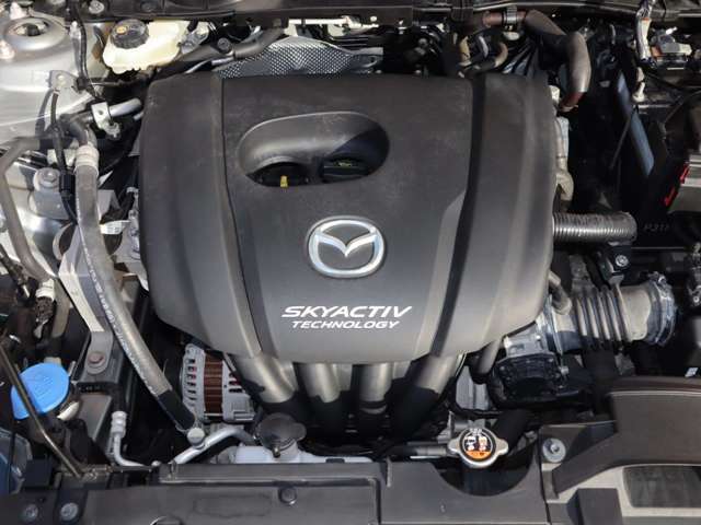 「SKYACTIV-G（ガソリン）」は、規格外の高圧縮を実現し、世界のエンジン技術者に驚きを与えました。さらに、それを維持したままノッキングの発生を抑え、熱効率を向上、走りにも寄与したエンジンです。
