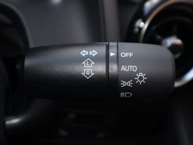 夜間や夕暮れ、トンネル等で周囲の照度を検知し、車幅灯や前照灯を自動で点灯。いちいち操作して…なんて面倒なことからは解放され、ドライブに集中できますし、非視認性も向上するので安全にも寄与します。