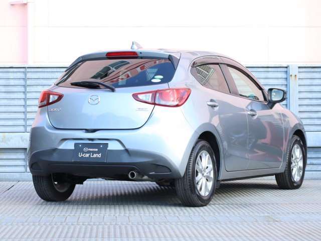 マツダの魂動デザインは、クルマに命を与えるデザイン思想です。生物が見せる一瞬の動きの強さや美しさをベースに、躍動感や緊張感を表現しています。日本の美意識を礎とした「新たなエレガンス」も追求しています。