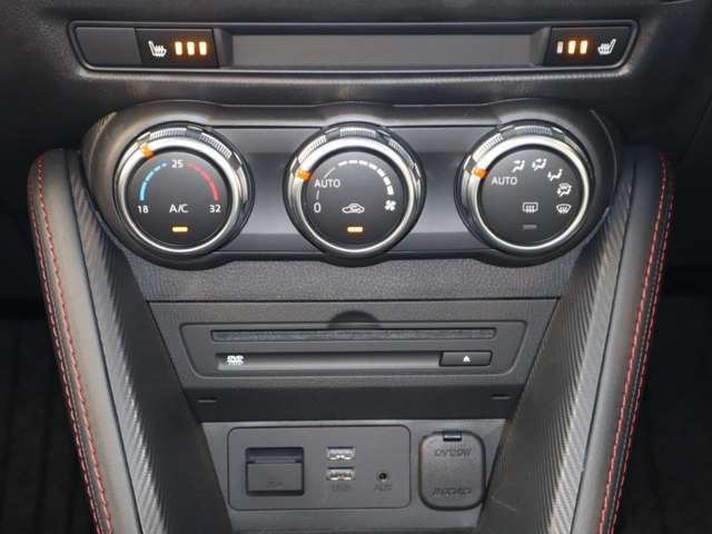 運転席、助手席に3段階調整式シートヒーターを装備。またステアリングにもヒーターを装備。フルオートエアコンなので温度を設定するだけで、吹出口・風量を自動的に調整してくれますので、快適にお過ごし頂けます。