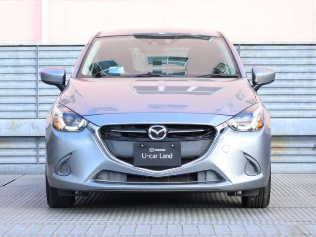 LEDヘッドライトが付いております。より遠く、より広く、より明るく、照らしてくれます。そのため、夜間の走行も運転もしやすく見やすいです。ハロゲンライトに比べ、消費電力も少なく、長寿命で効率的です。