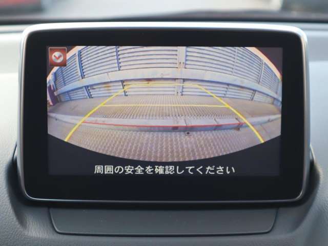 カラーで後方映像をモニターに映し出してくれるので、ショッピングモールのような狭い駐車場であったとしても障害物を見つけ、楽々駐車することができますね。