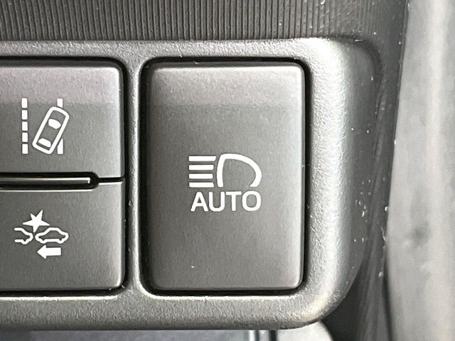 【オートマチックハイビーム】夜間の安全走行に役立つ便利な機能！先行車や対向車を検知し、ハイビームとロービームを自動で切り替えてくれます♪