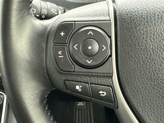 【ステアリングスイッチ】クルマのハンドル部分に取り付けられるスイッチ。運転中にハンズフリー操作をすることができる。