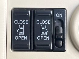 【両側パワースライドドア】スマートキーや運転席のスイッチで後席両側スライドドアの開閉が可能♪電動だから力を入れてドアを開ける必要が無く、小さなお子様でも簡単に開け閉めでき快適です♪