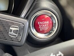 【スマートキー/プッシュスタート】鍵を持っているだけで、ドアロック解除・施錠からエンジンスタートまで操作できる便利な機能です。