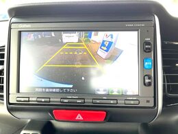 【バックカメラ】駐車時に後方がリアルタイム映像で確認できます。大型商業施設や立体駐車場での駐車時や、夜間のバック時に大活躍！運転スキルに関わらず、今や必須となった装備のひとつです！