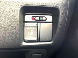 【パワースライドドア】スマートキーや運転席のスイッチでスライドドアの開閉が可能♪電動だから力を入れてドアを開ける必要が無く、小さいお子様でも、重い荷物を持っている時もラクに開け閉めできます♪