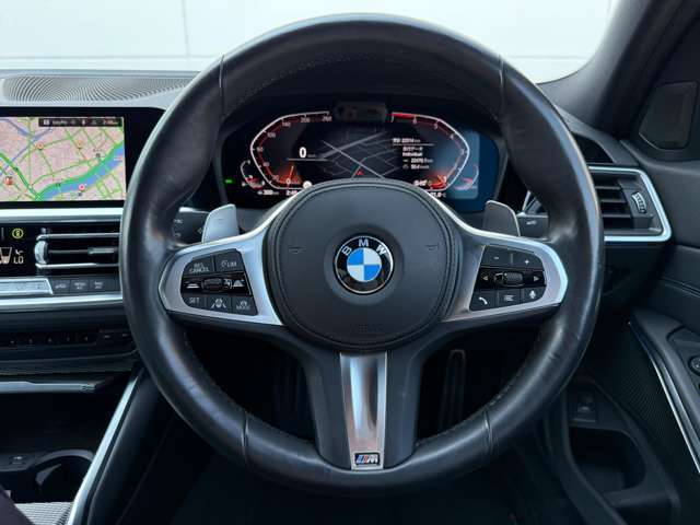 BMW　Premium　Selection　江戸川は、約20台の展示スペースがあり、常時新車拠店より厳選された認定中古車が続々と入庫しております。