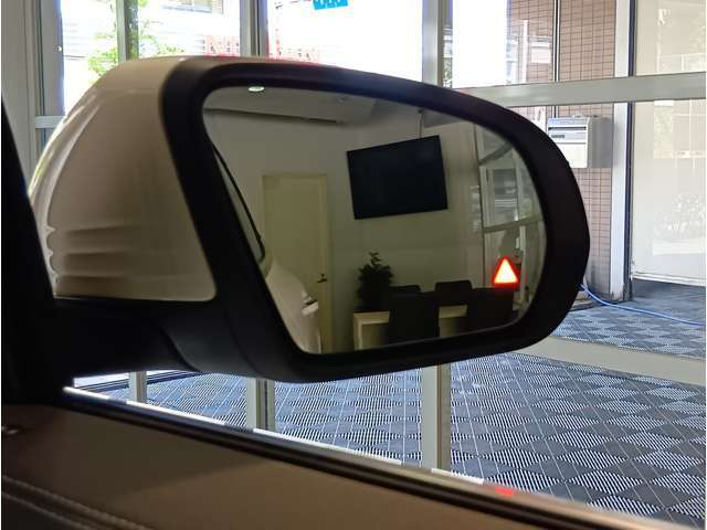 ブラインドスポットアシストは斜め後方に車をいることを警告しますので車線変更の際などに役立ちます。