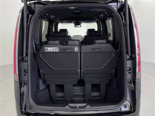 【トランク】積み込みやすくて、たっぷり積める荷室です。シートアレンジできるものは、乗車人数と荷物の量や大きさによってシートを動かすことができるので、より快適なドライブが可能です！