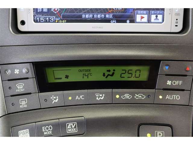エアコンはシンプル設計で、ドライバーが操作しやすいようにレイアウトされた使いやすいプッシュ式です。オートエアコンなので、自動で風量や温度をコントールしてくれ、快適な空調にしてくれます。