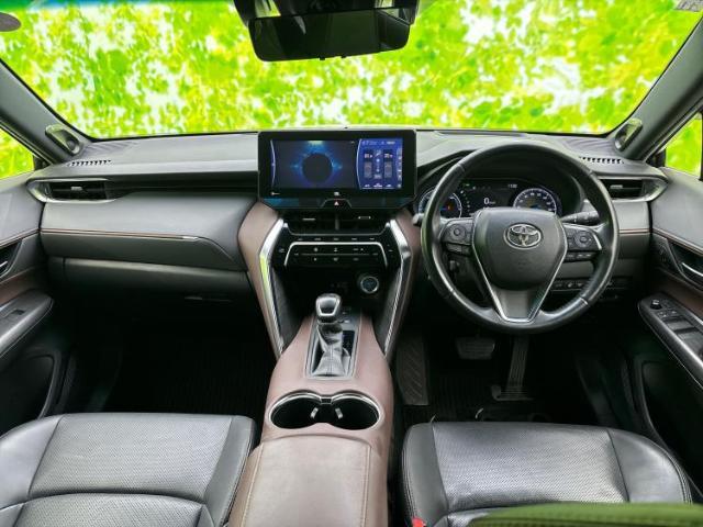 WECARSの展示場では実際に見て、触ってお車をお選びいただけます！知識の豊富な営業スタッフが様々なカーライフをご提案いたします！