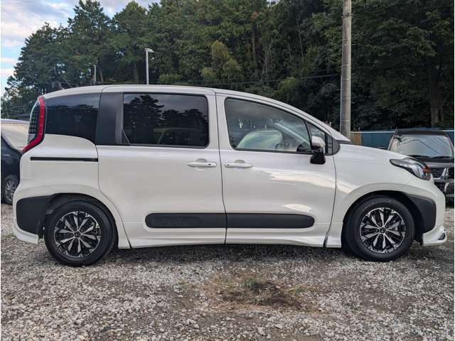 丁寧に手洗いをし、コンパンドでのボディ磨き仕上げを行います。シート、マットなど専用の機械を使用し清掃を実施します。また室内パネルまわりは専用クリーナーを使用し、室内の汚れ落としを丁寧に行います。