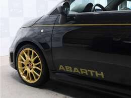 ■スコルピオネオーロ特別装備（専用17インチアルミホイール、ブラックブレーキキャリパー、チェッカーフラッグルーフ、専用エンブレム、ゴールドピンストライプ、ゴールドサイドステッカー）