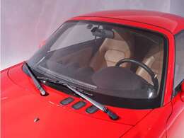 フロントガラスは大き目のものを採用しており、ドライバーの視界を確保してくれます。ワイパーの取り付け位置は日本仕様の物とは異なり、車両左側に取り付けられております。