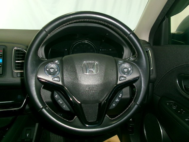 ステアリングスイッチでオーディオ各種操作が可能で、運転に集中できます。安心・安全・快適なドライブをお楽しみいただけます。
